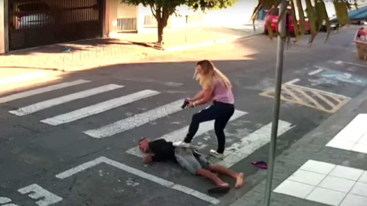 Una agent fora de servei mata un lladre que volia assaltar un grup de mares i nens