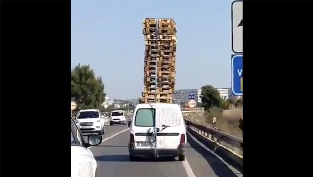 Denunciat un conductor per circular amb 15 palets al sostre