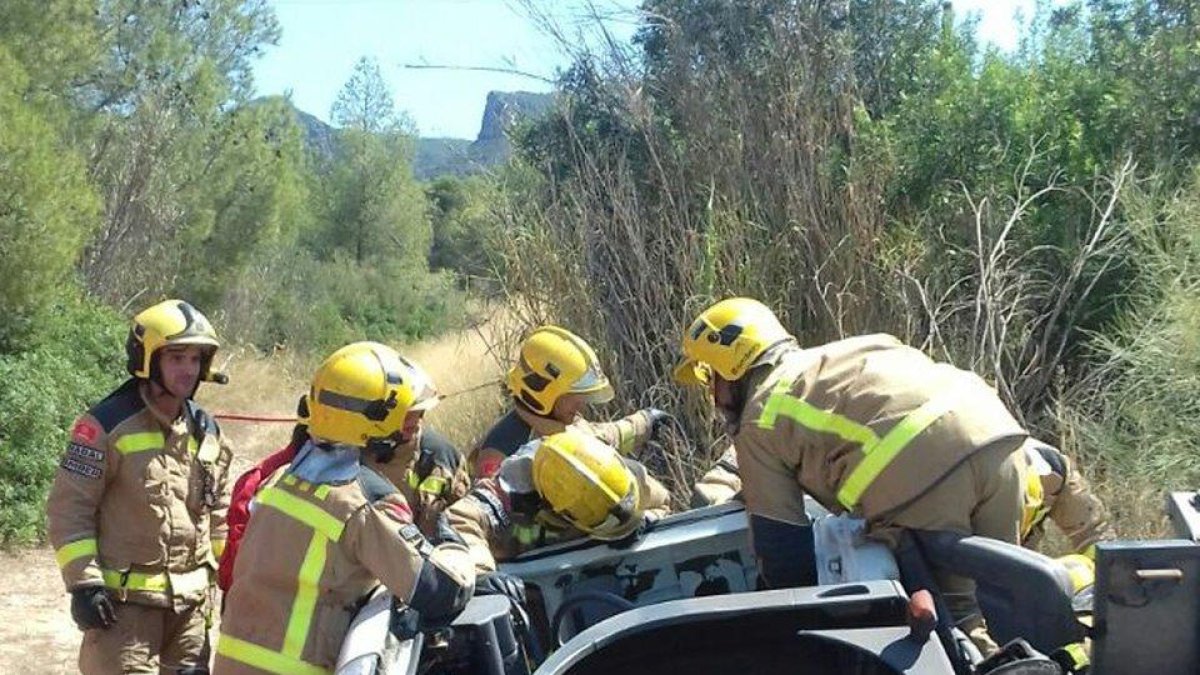 Evacuan en estado grave al conductor de un camión que ha volcado en la C-12 en Tivissa