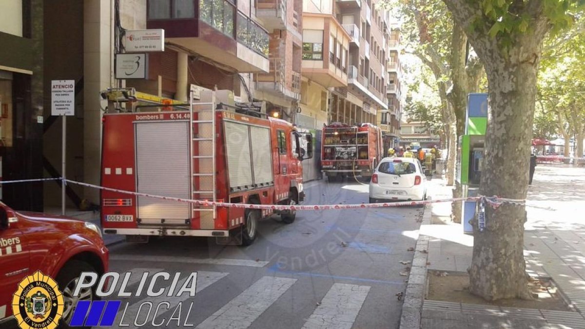 Desallotgen un edifici del Vendrell per una fuita de gas