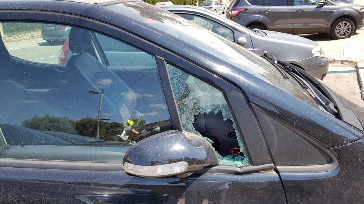 Destrossen les llunes i roben en sis cotxes estacionats al Camp de Mart