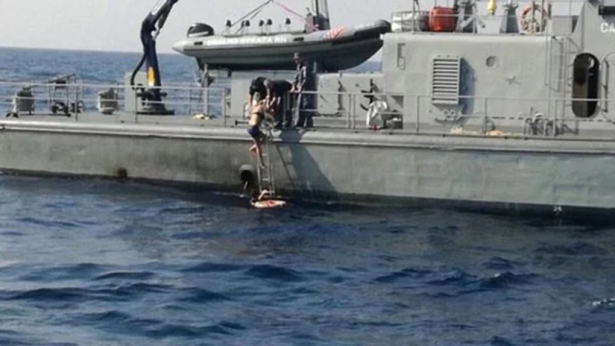 Una mujer pasa diez horas en el mar después de caer de un crucero