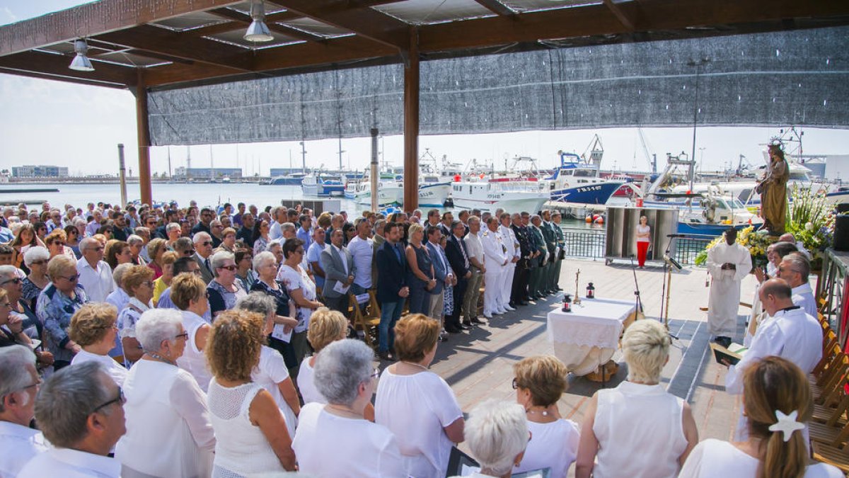 La imagen de la Virgen del Carme preside la misa de la Armada en el barrio del Serrallo