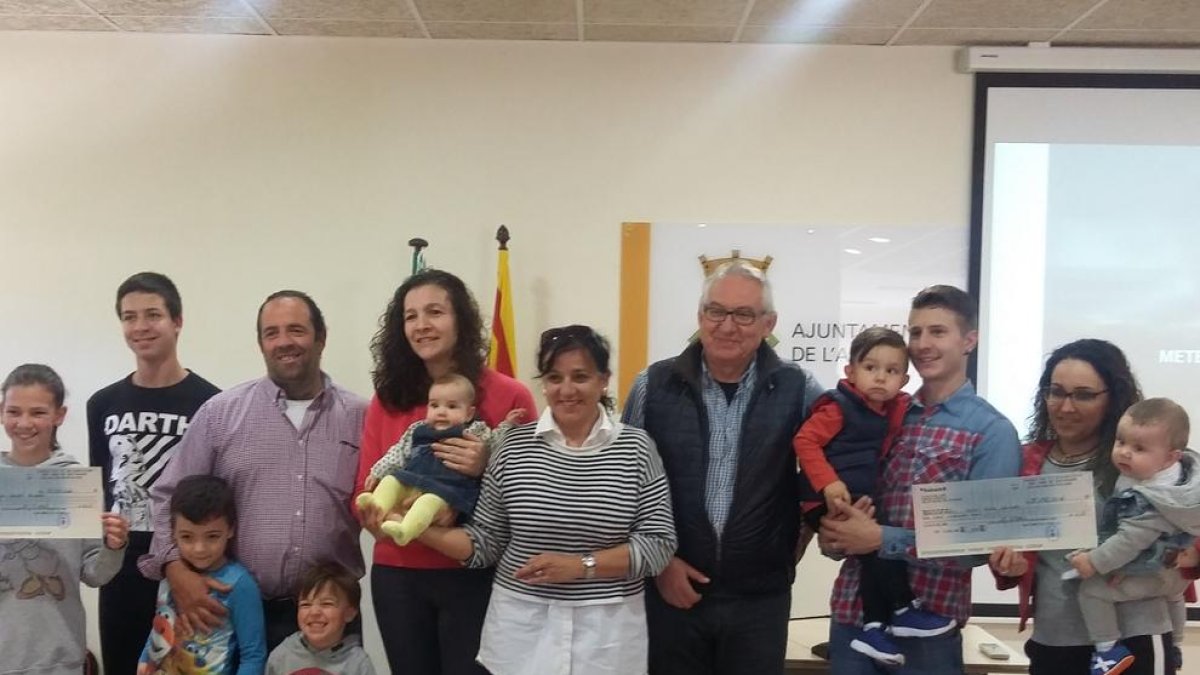 L'Albiol entrega los cheques a los bebés nacidos en 2017