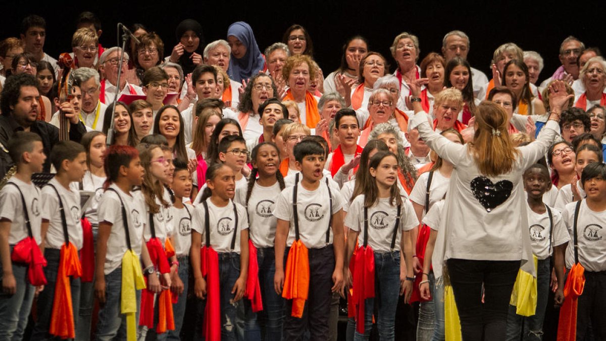 El cant de corals intergeneracional afina veus de totes les edats