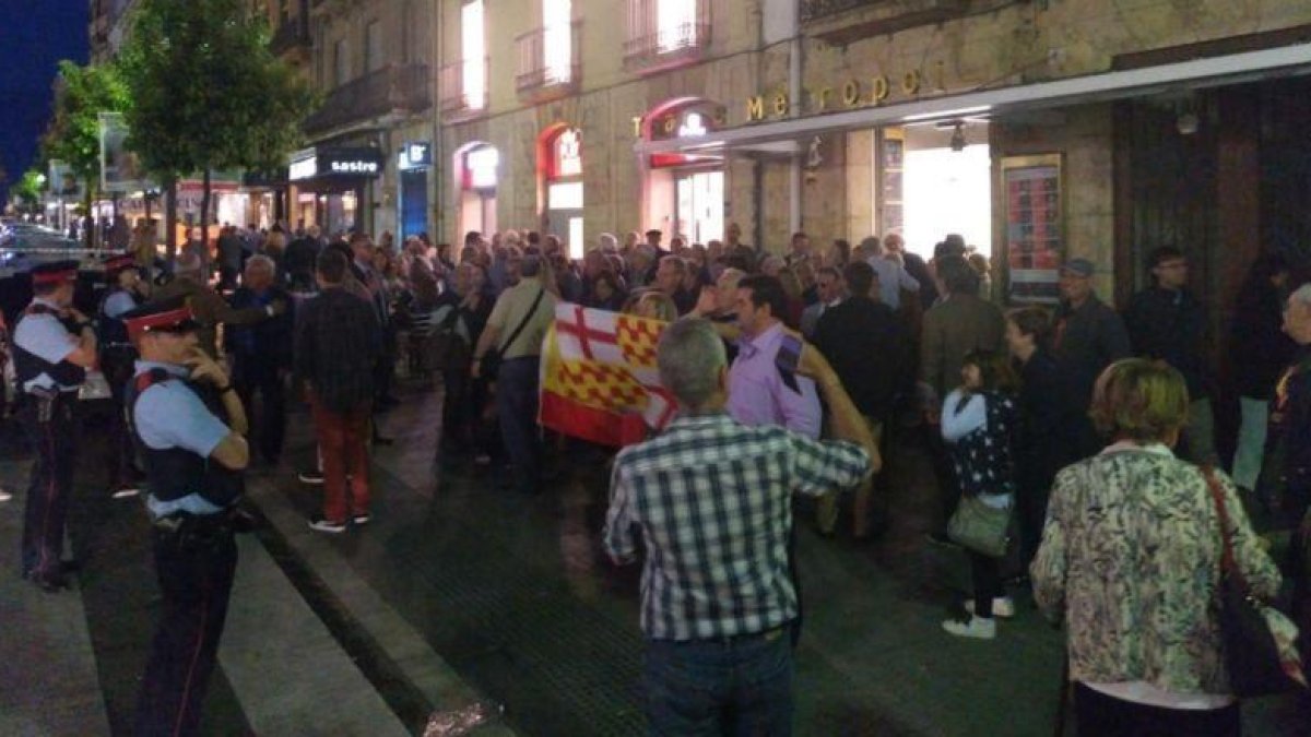 Una unidad del ejército actúa en el Metropol con protestas en la Rambla
