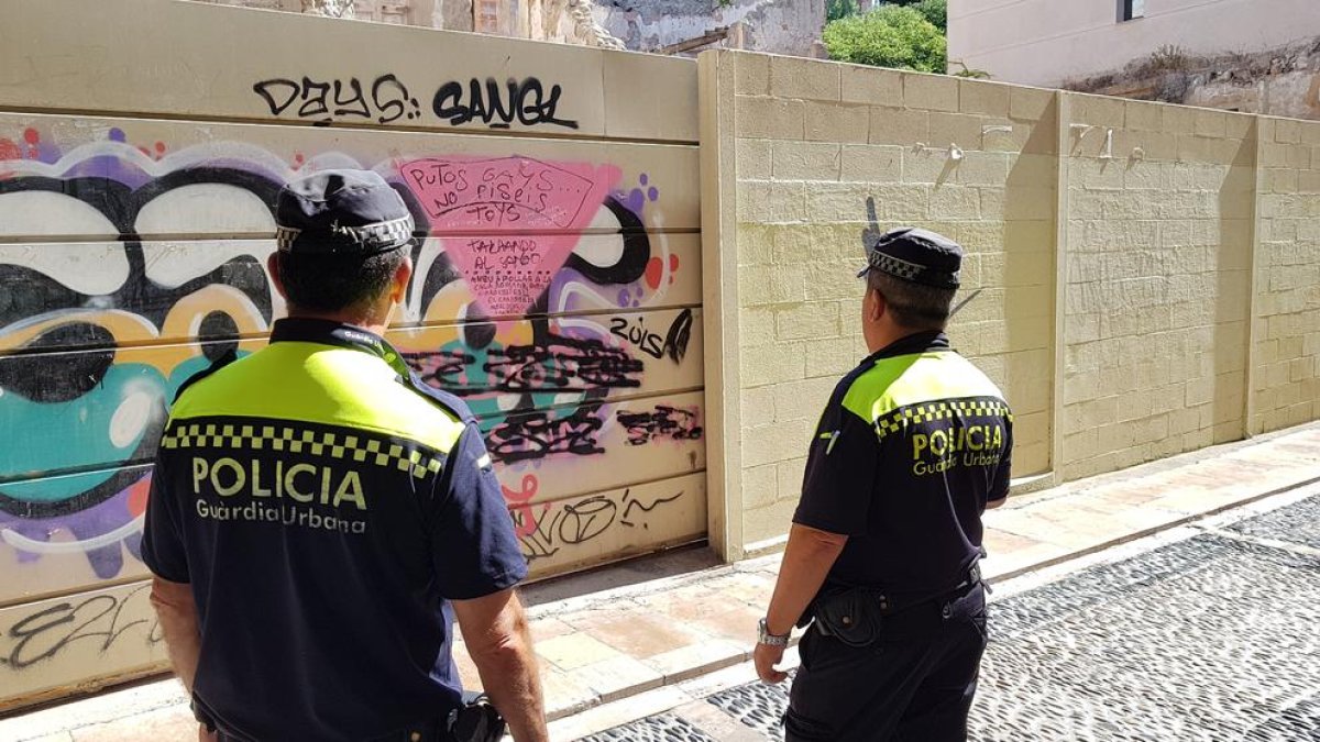 Piden una actuación de oficio por las pintadas homófobas en la Part Alta