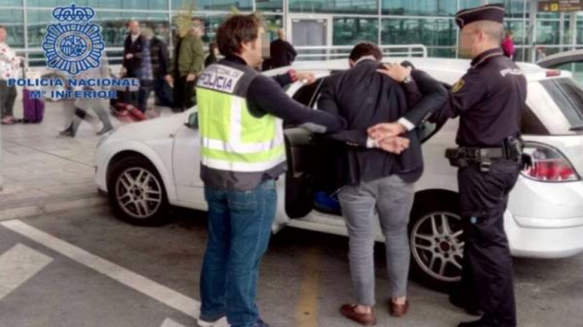 Tres detenidos por agredir sexualmente de una chica de 19 años