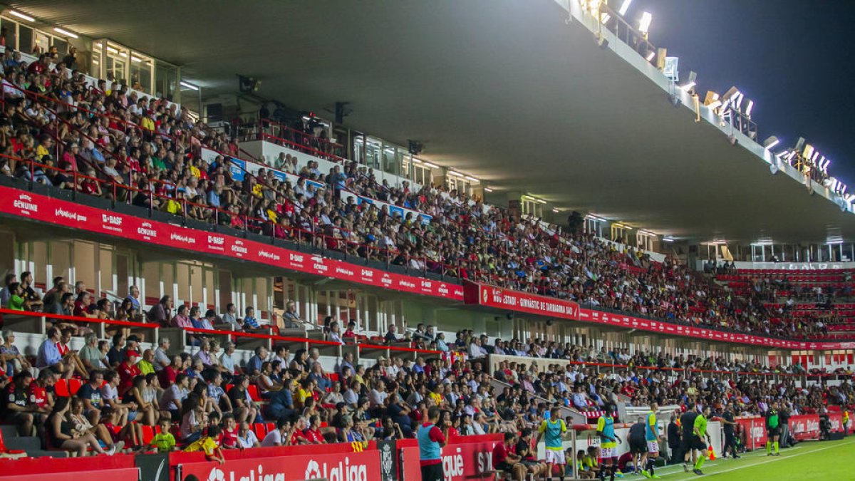 El Nou Estadi pasa del amor a la decepción