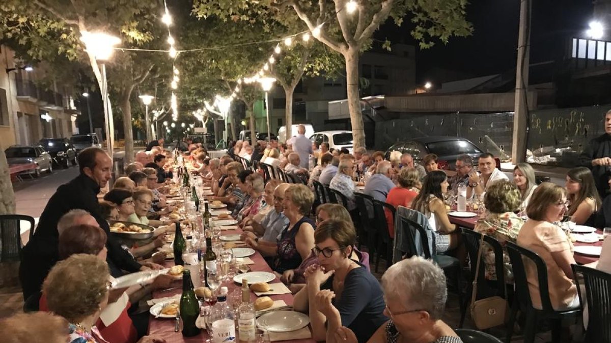 El tradicional 'Sopar de les estrelles' del Morell reúne a 150 personas