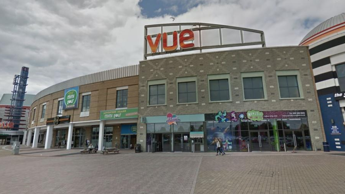 Mor un home en quedar-li el cap atrapat a la butaca d'una sala de cine