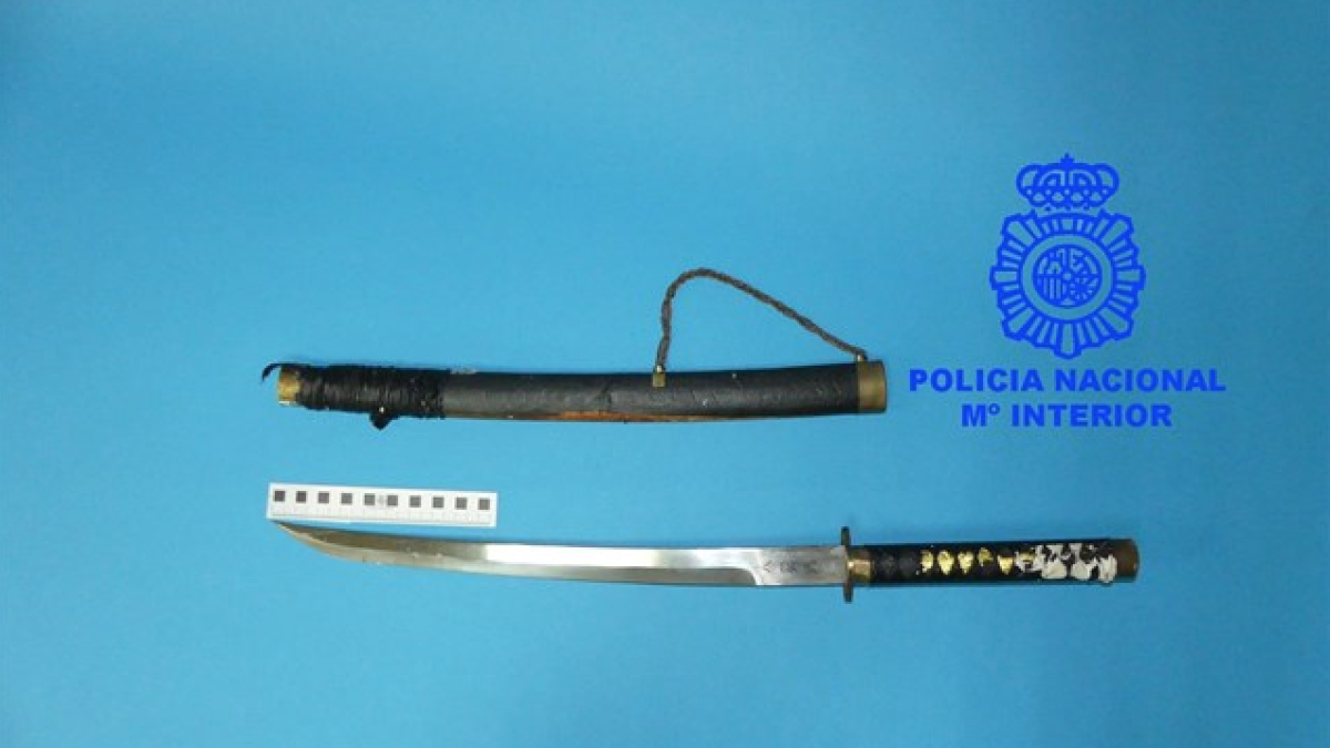 Detingut després de ferir a la seva dona amb una catana i amenaçar als seus fills menors