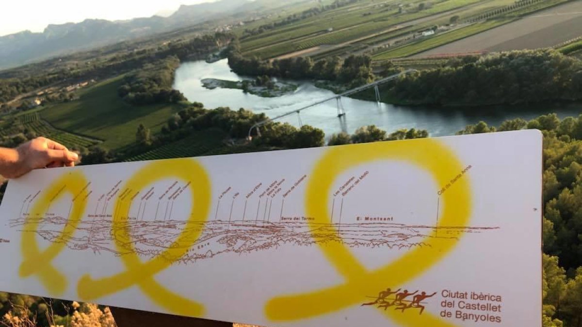 Apareixen llaços grocs pintats sobre patrimoni municipal de Tivissa