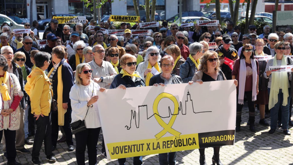 La Tercera Joventut per la República protesta al jardí vertical de la Tabacalera