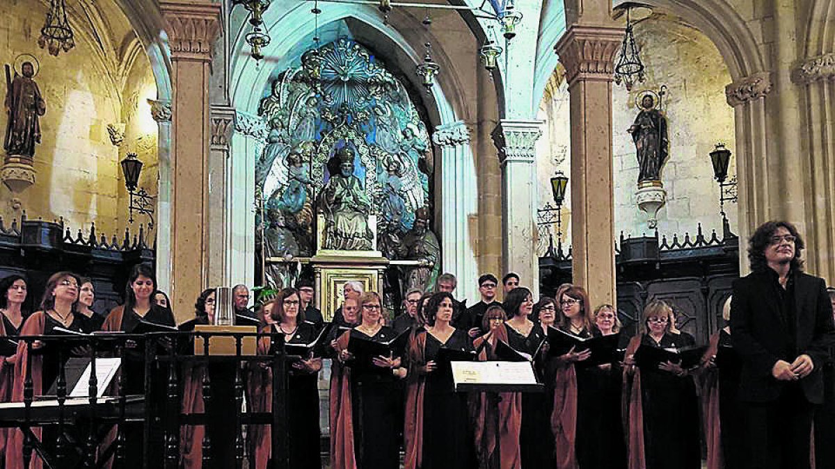 L'Orfeó bufa 100 espelmes posant lletra a les cançons del seguici