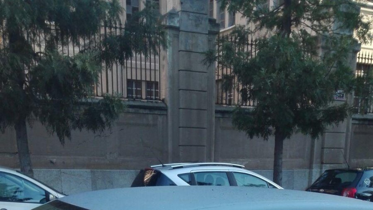 Continua la trencadissa de vidres de cotxes al carrer Manuel de Falla