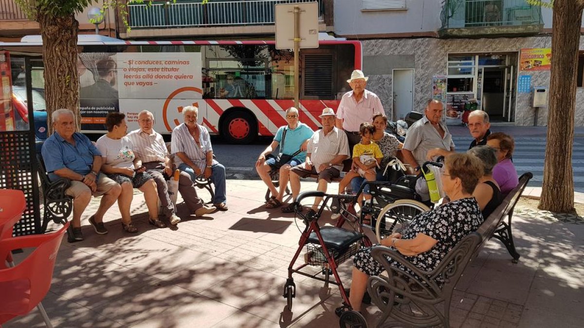 Un grup d'avis de Bonavista batallen perquè no els hi retirin tres bancs