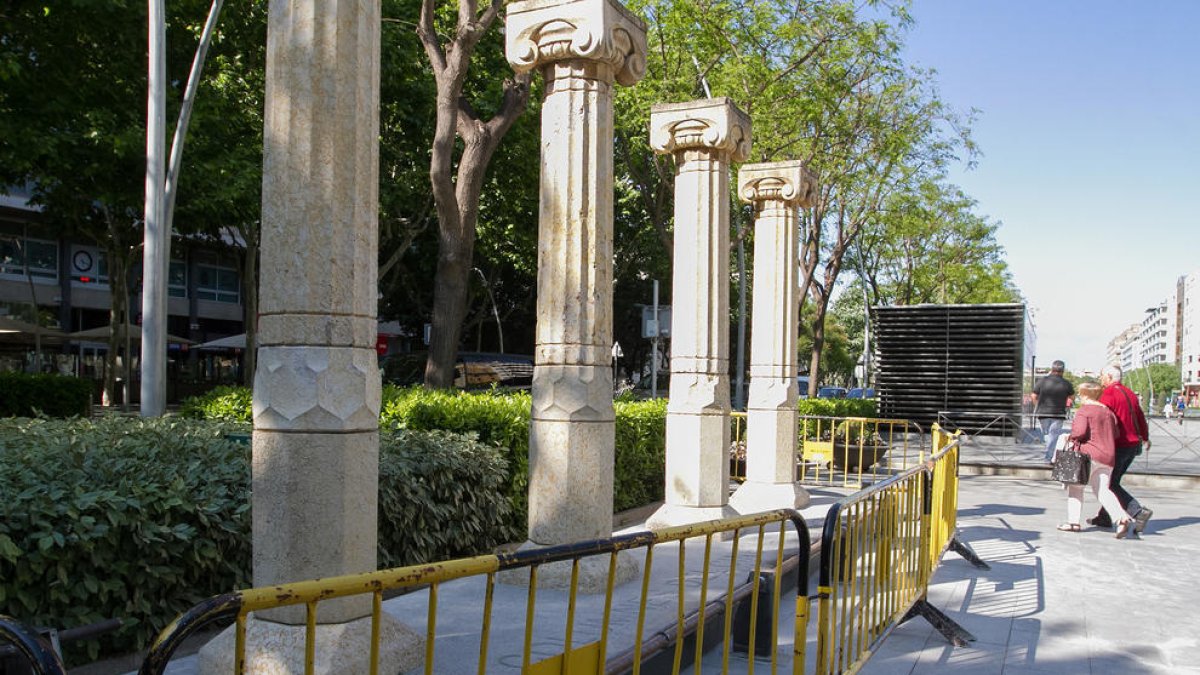 Una baranda rodea las columnas del Kursaal de Reus para prevenir nuevos destrozos