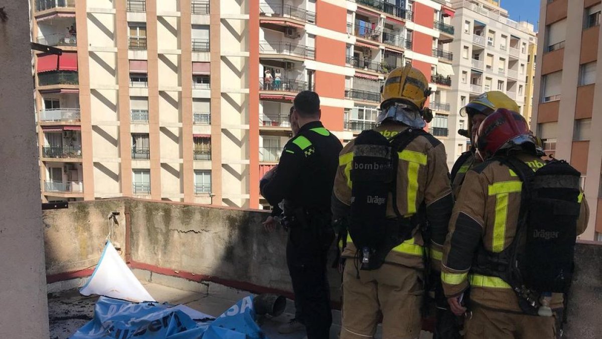 Cremen un pancarta en suport als 'Jordis' en un terrat en ple centre de Tarragona