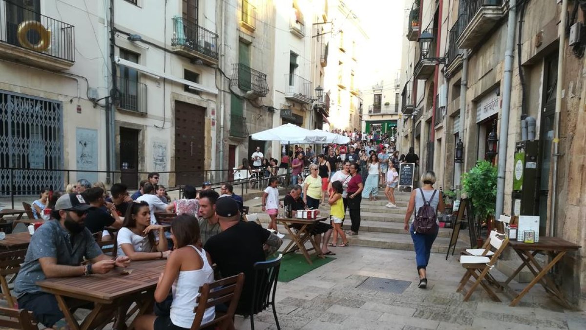 Más terraza de bar que espacio para pasar a la gente en la plaza de los Cedazos