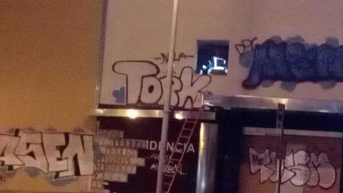 Extingeixen un petit foc a l'edifici abandonat de la residència Montemar a Vilafortuny