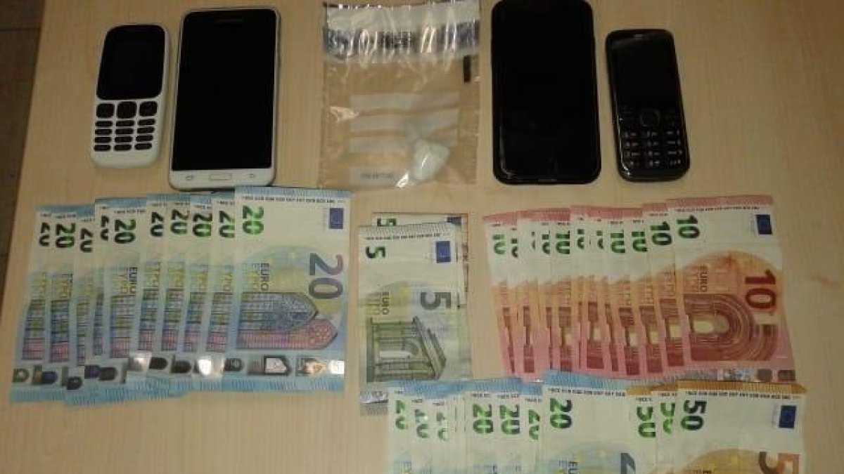 Detenidos por tirar una bolsa llena de estupefacientes antes de un control
