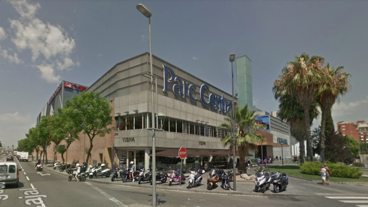 Piden que habiliten un aparcamiento para motos y bicis en el lado del Viena del Parc Central