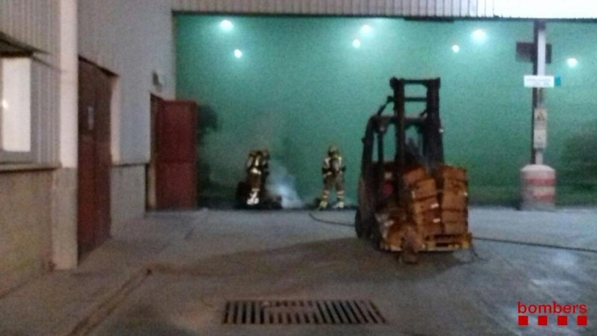 Se incendia un palé cargado de cajas de medicamentos en una industria de Constantí