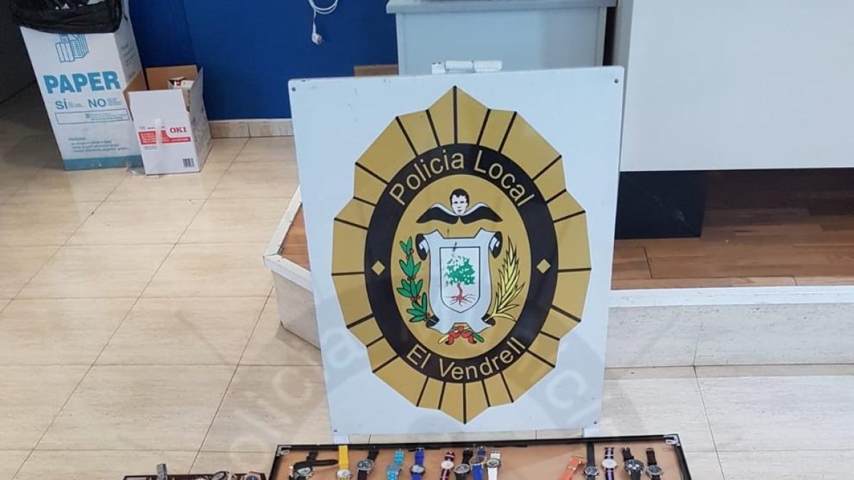 Decomisan un centenar de relojes a un vendedor de top-manta en el paseo de Coma-ruga