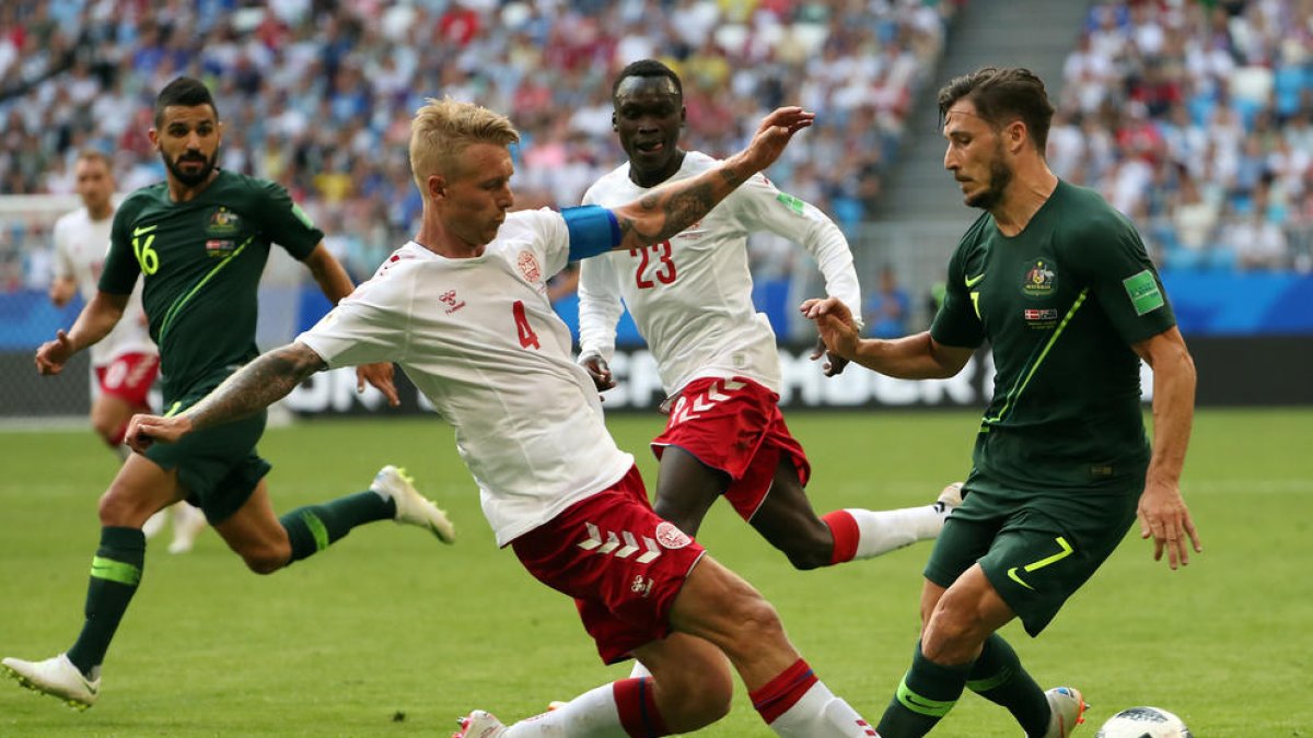 Dinamarca sigue decepcionando y empata contra una Australia ilusionada (1-1)