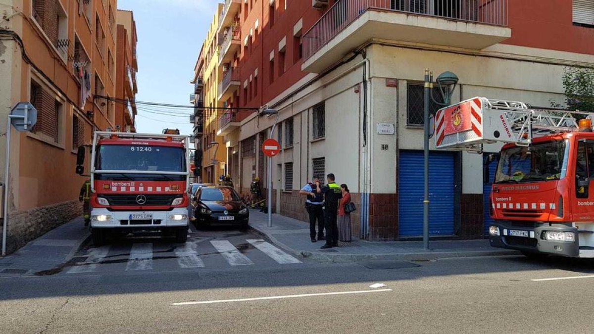 Un incendi d'un quadre elèctric al carrer del Vapor mobilitza tres dotacions dels Bombers
