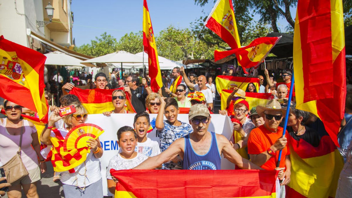 Una veintena de personas se concentra en Cambrils contra los Abuelos por la Libertad