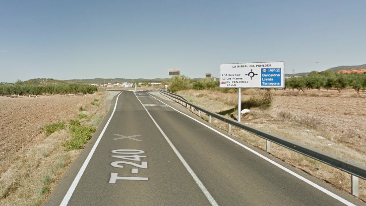 Un motorista leve en un choque con un coche en la Bisbal del Penedès