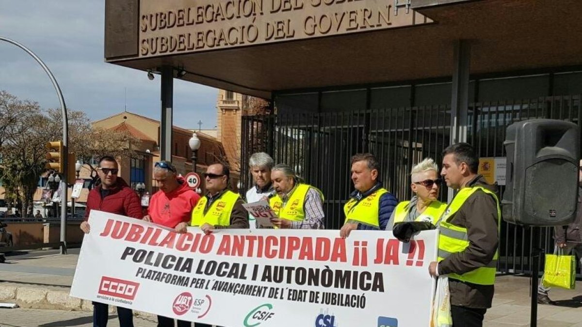 Una cinquantena de policies locals es concentren per avançar l'edat de jubilació