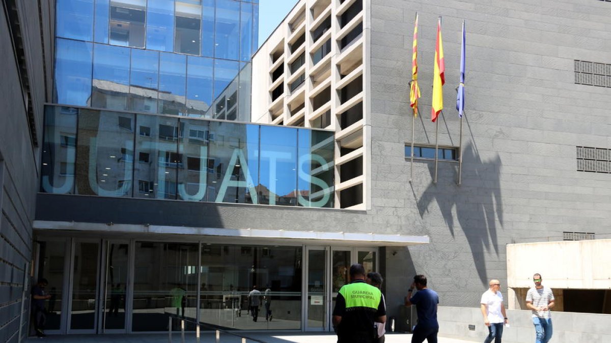 Detenen un home per intentar agredir a un policia amb un pal mentre anava pel carrer mig nu