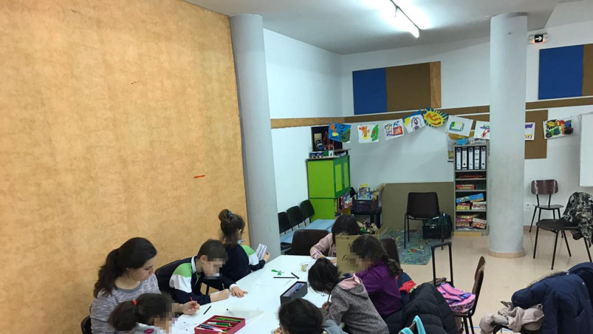 La Generalitat deja de financiar el repaso de 100 niños sin recursos