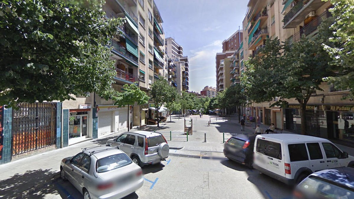 Un detenido durante una inspección en un bar de la plaza de la Sardana de Reus