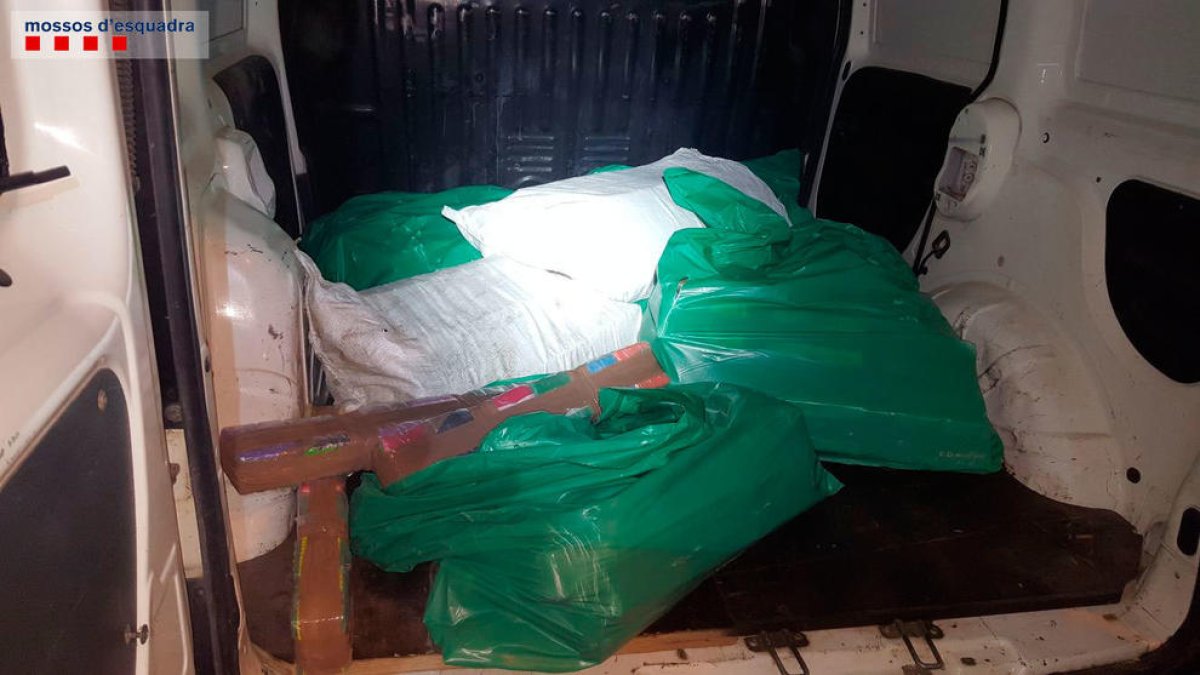 Detingut a l'Arboç amb 180 Kg d'haixix al cotxe i sense carnet de conduir