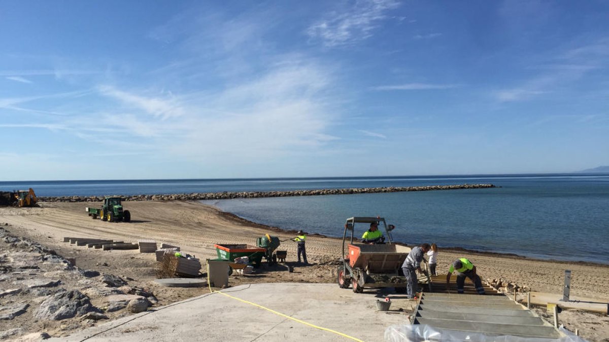Vandellòs i l'Hospitalet de l'Infant posa a punt les platges per l'estiu