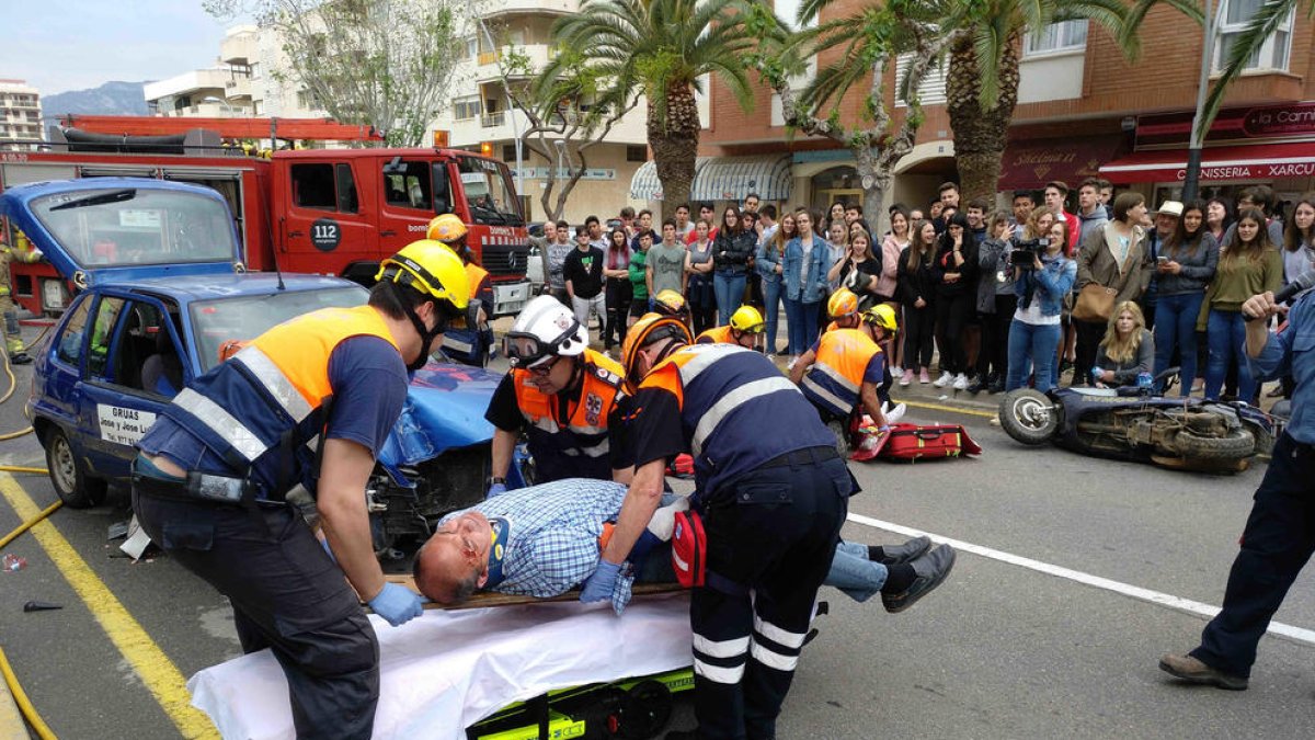 Simulacro de accidente en l'Hospitalet de l'Infant dirigido ls vecinos y alumnos de secundaria