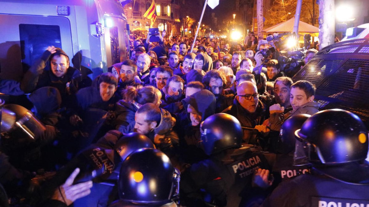 35 ferits lleus i 2 més de poca gravetat, balanç de les càrregues policials davant la delegació del govern espanyol