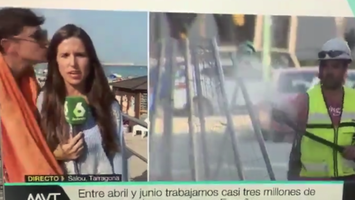 Un noi fa un petó a una reportera reusenca de La Sexta mentre fa un directe des de Salou