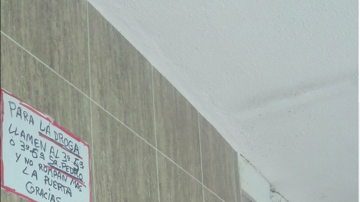 Estupor per un cartell a un portal de Salou