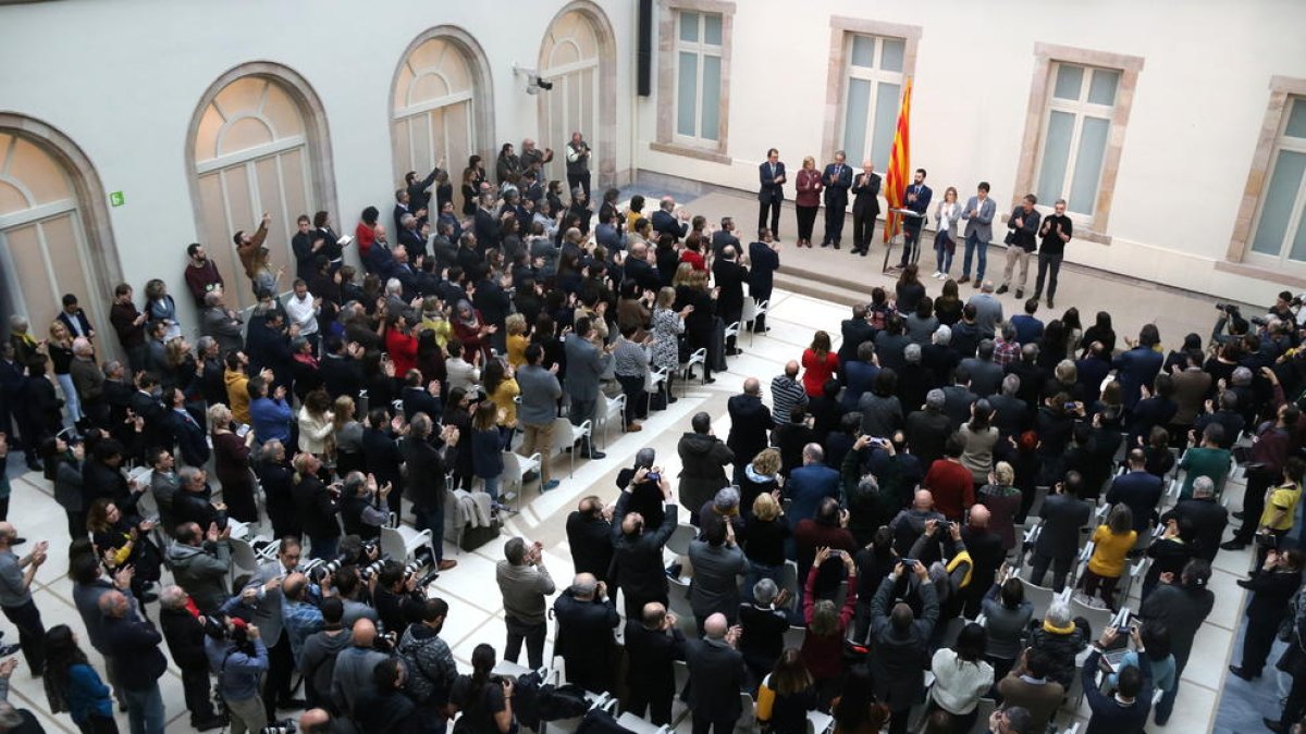 Familiars dels presos, electes, expresidents i exconsellers omplen l'auditori del Parlament per homenatjar els presos