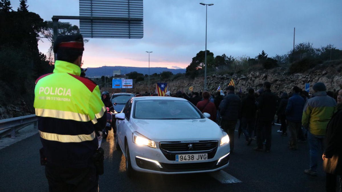 Un millar de personas cortan la A-7 para reclamar la libertad de los «presos políticos»