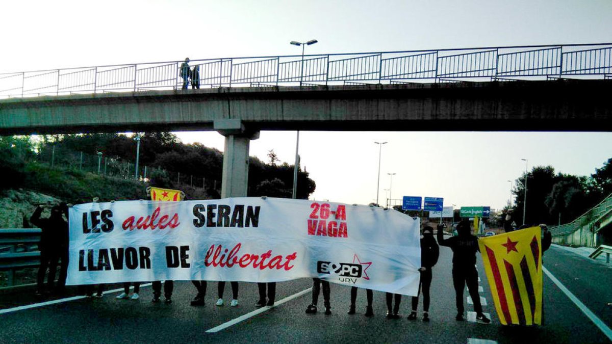 Los estudiantes cortan durante unos minutos la A-7 en Tarragona