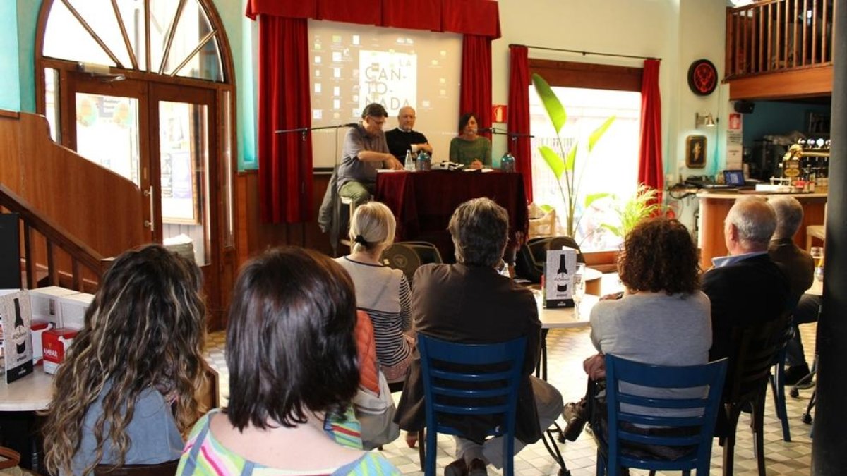 Les «Tertúlies saludables», un espai de debat a La Cantonada