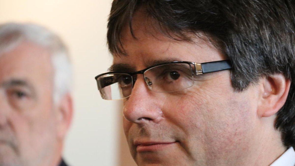 Puigdemont en Arrimadas: «Pides diálogo mientras aplaudes encarcelar diputados y libertades»