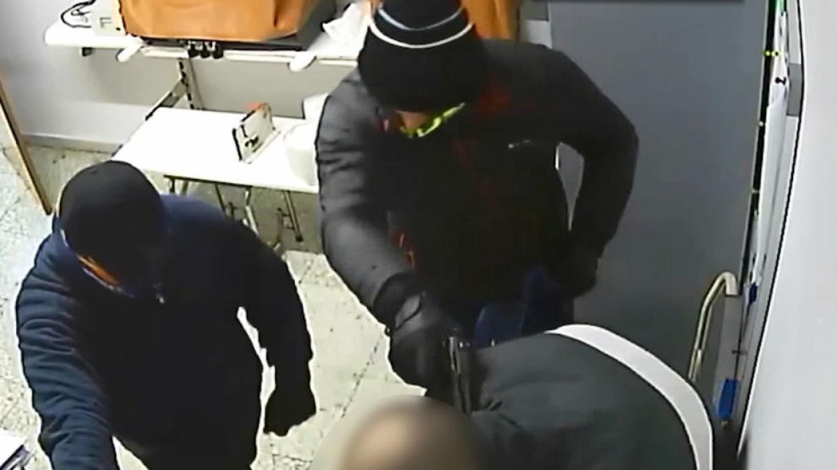 A presó tres lladres que van robar a un supermercat de Calafell amb violència i armes de foc