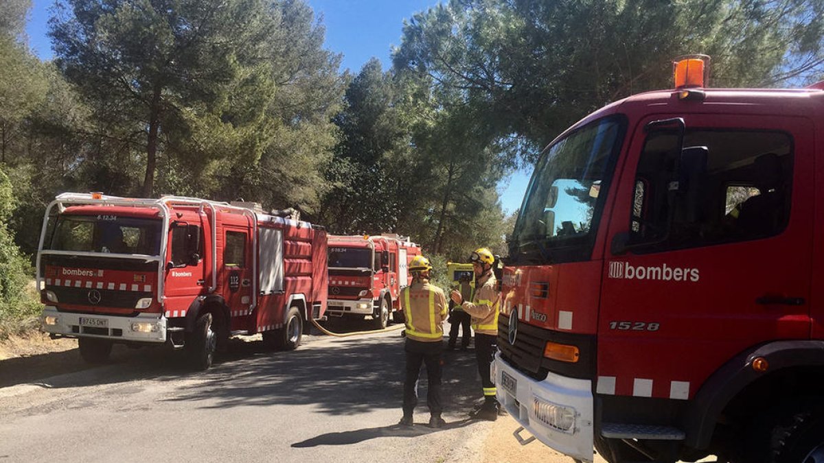 Los bomberos trabajan en el rescate de un excursionista en el Monte Caro